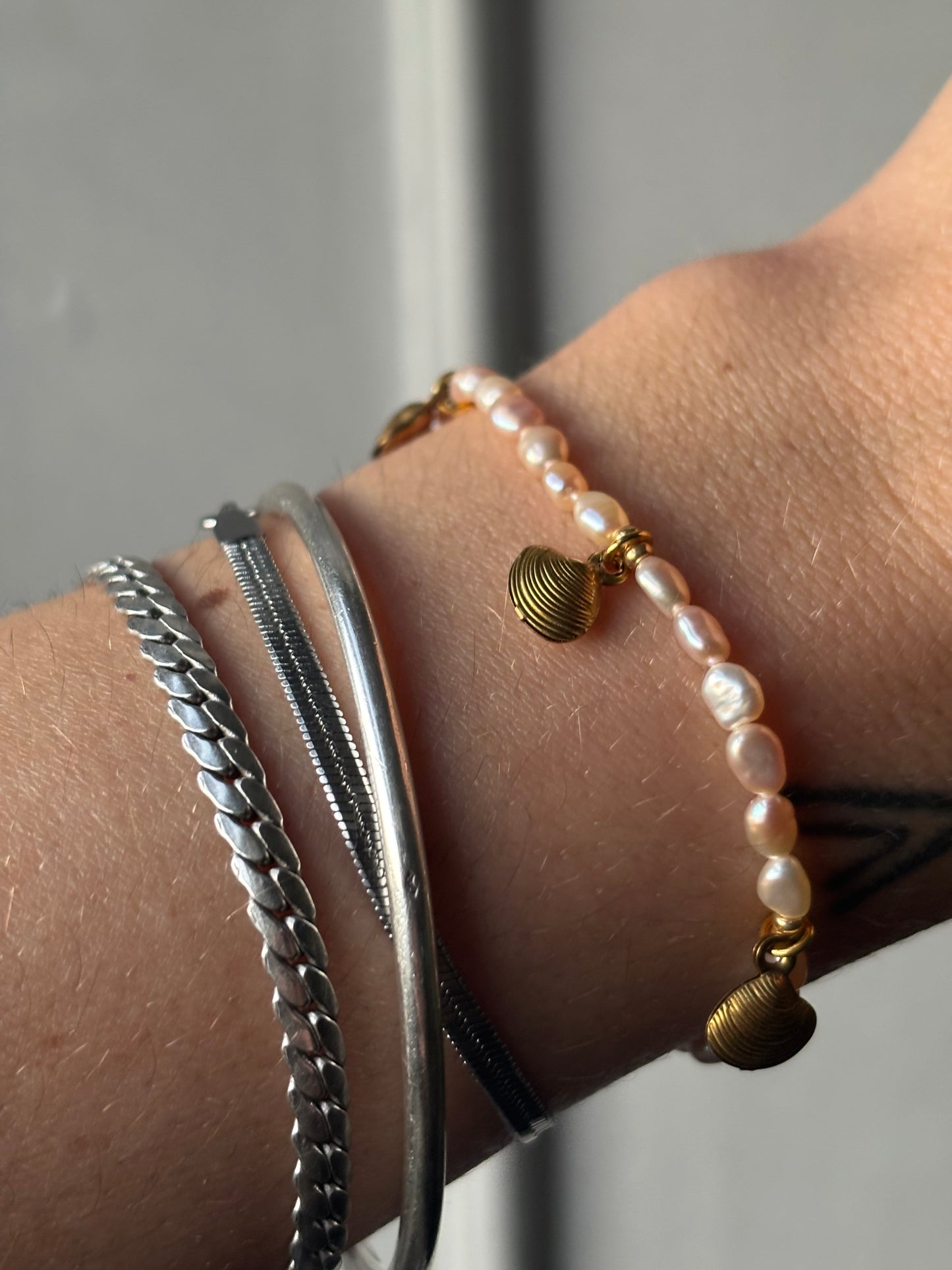 Freshwater Pearl Bracelet – Natural Soft Pink with Gold Seashell Charms | Sterling Silver 925 Clasp