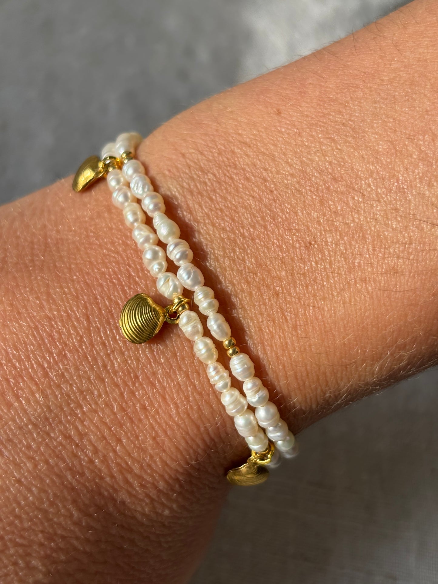 Freshwater Pearl Bracelet – Natural White with Gold Seashell Charms | Sterling Silver 925 Clasp