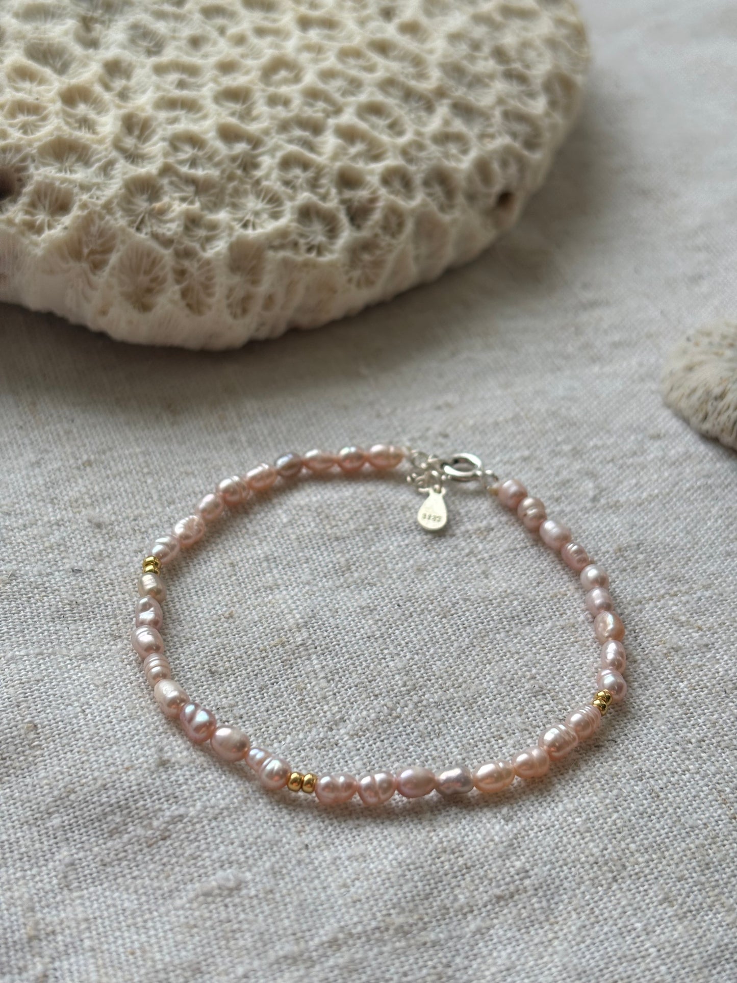 Süßwasserperlenarmband – Zartrosa mit vergoldeten Perlen | Verschluss aus Sterlingsilber 925
