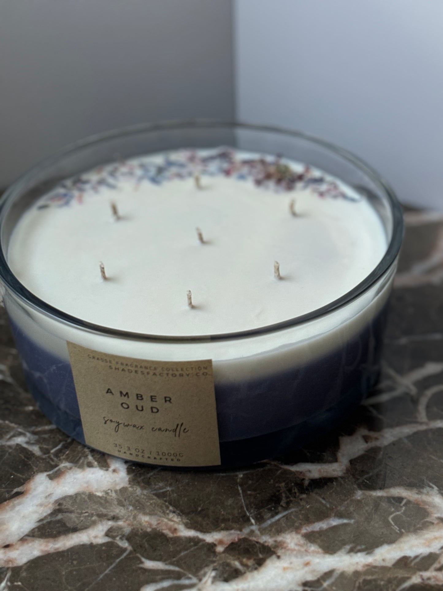 Amber Oud | Biggie 1kg Extra-Große 7-Docht-Kerze mit Getrockneten Botanicals