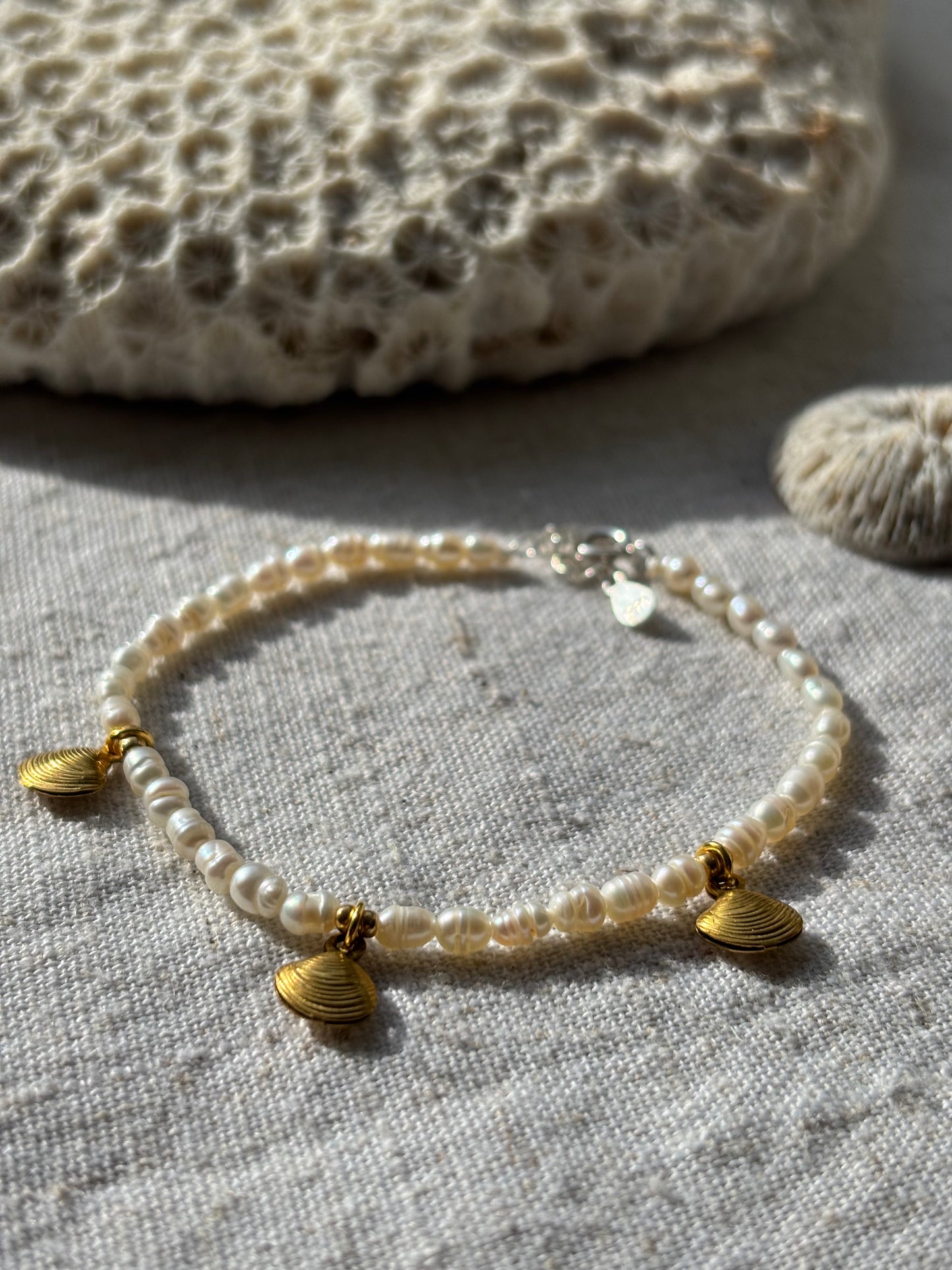 Freshwater Pearl Bracelet – Natural White with Gold Seashell Charms | Sterling Silver 925 Clasp