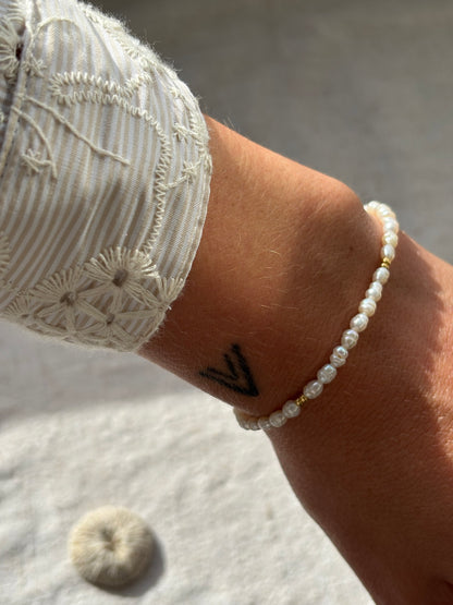 Freshwater Pearl Bracelet – Natural white with gold-plated beads | Sterling Silver 925 Clasp