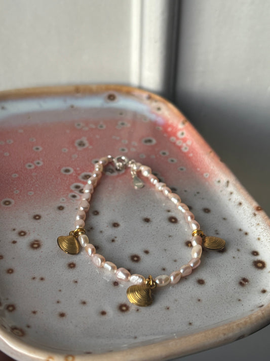 Freshwater Pearl Bracelet – Natural Soft Pink with Gold Seashell Charms | Sterling Silver 925 Clasp