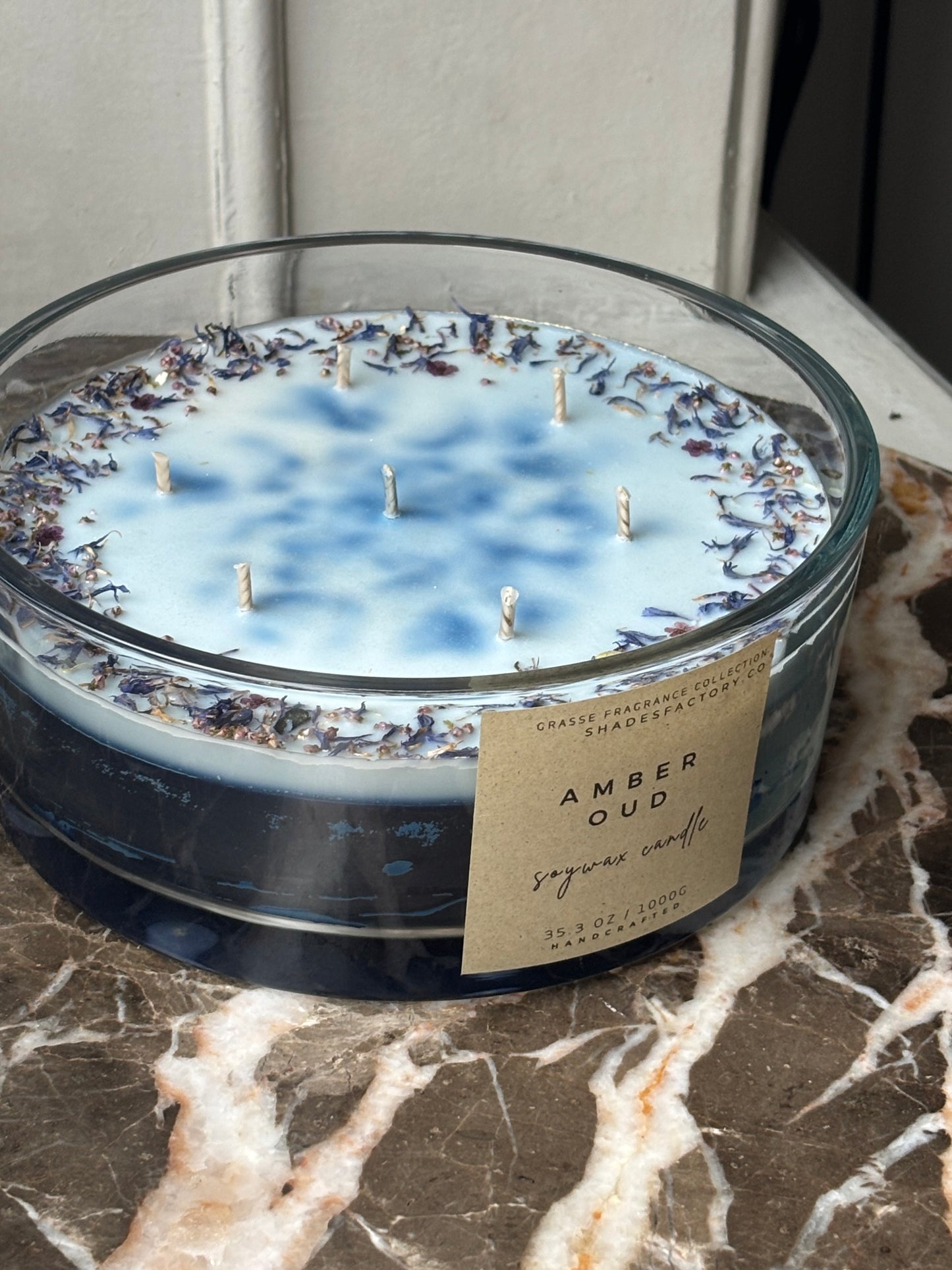 Amber Oud |  Biggie 1 kg - Bougie extra-large de 7 mèches avec fleurs séchées