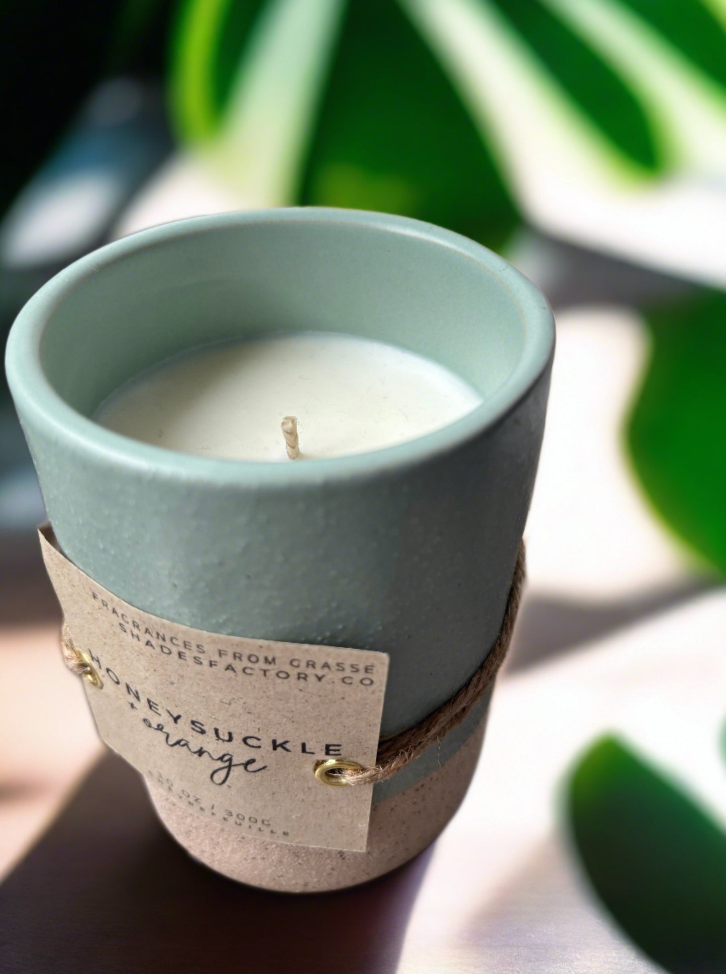 Chèvrefeuille Candle in Clay Vessel I Honeysuckle I Luxury scented soy wax candle in black tin jar