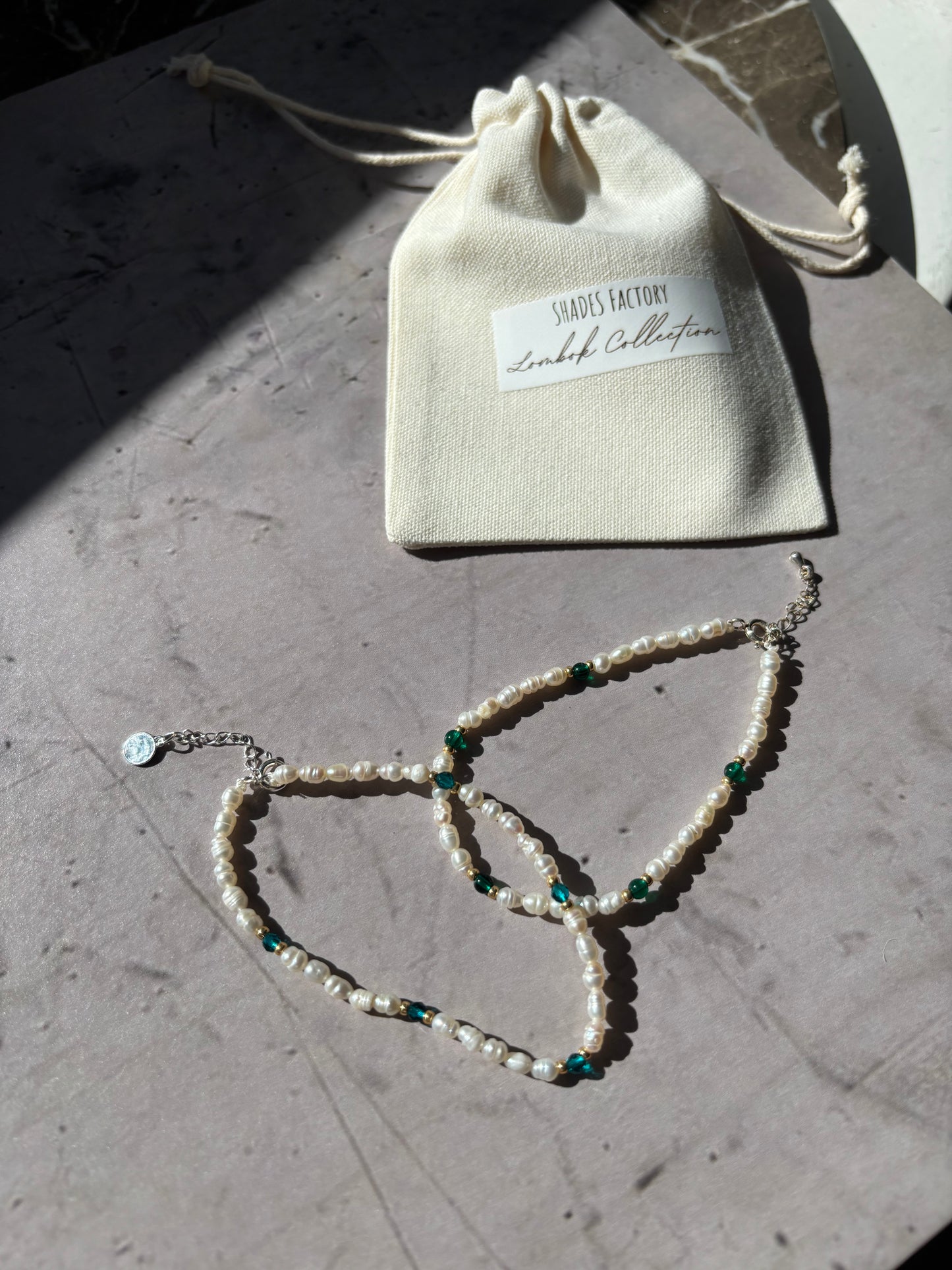 Freshwater Pearl Bracelet – Natural white with blue glass and gold-plated beads | Sterling Silver 925 Clasp