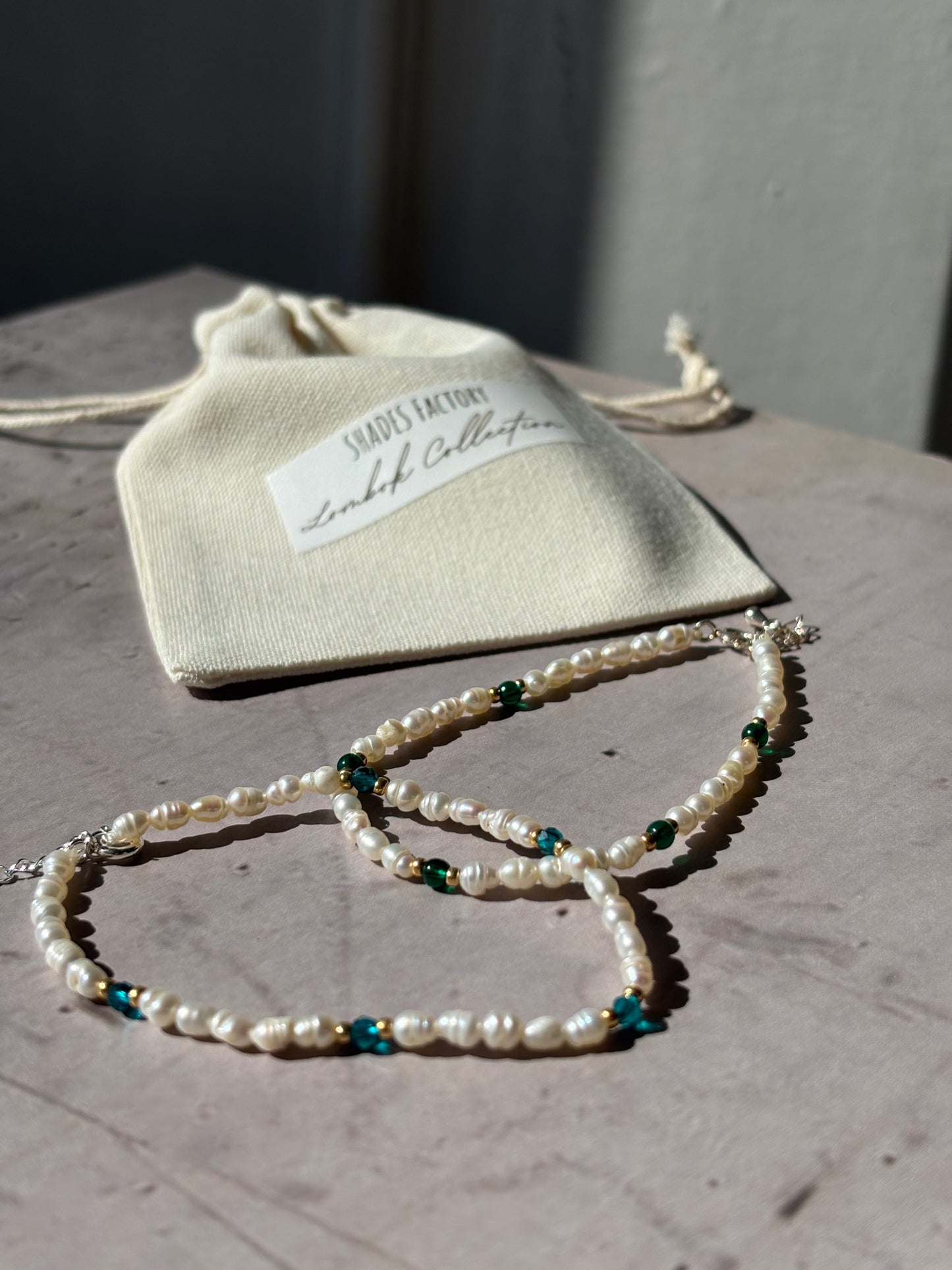 Freshwater Pearl Bracelet – Natural white with green glass and gold-plated beads | Sterling Silver 925 Clasp