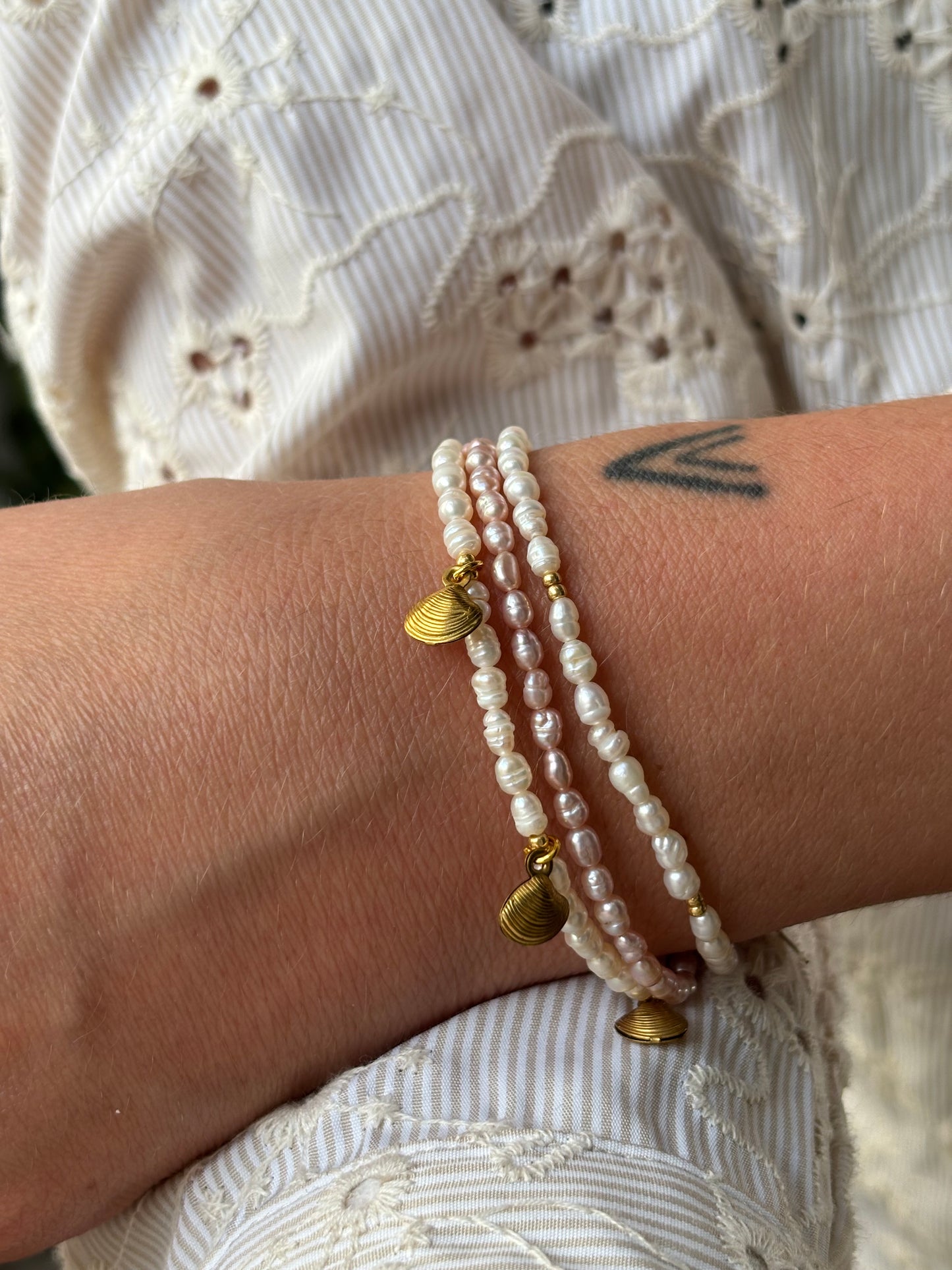 Freshwater Pearl Bracelet – Natural white with gold-plated beads | Sterling Silver 925 Clasp