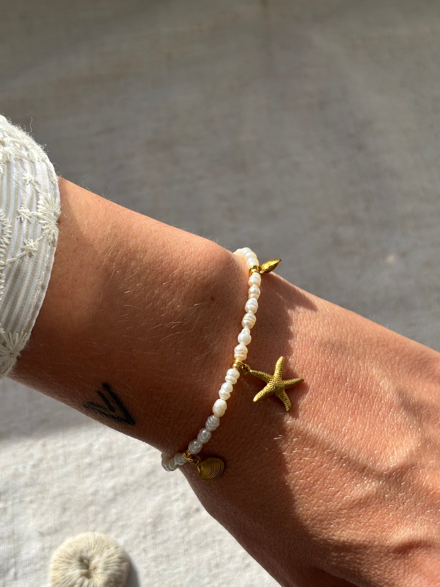 Freshwater Pearl Bracelet – Natural White with Gold Starfish & Seashell Charms | Sterling Silver 925 Clasp