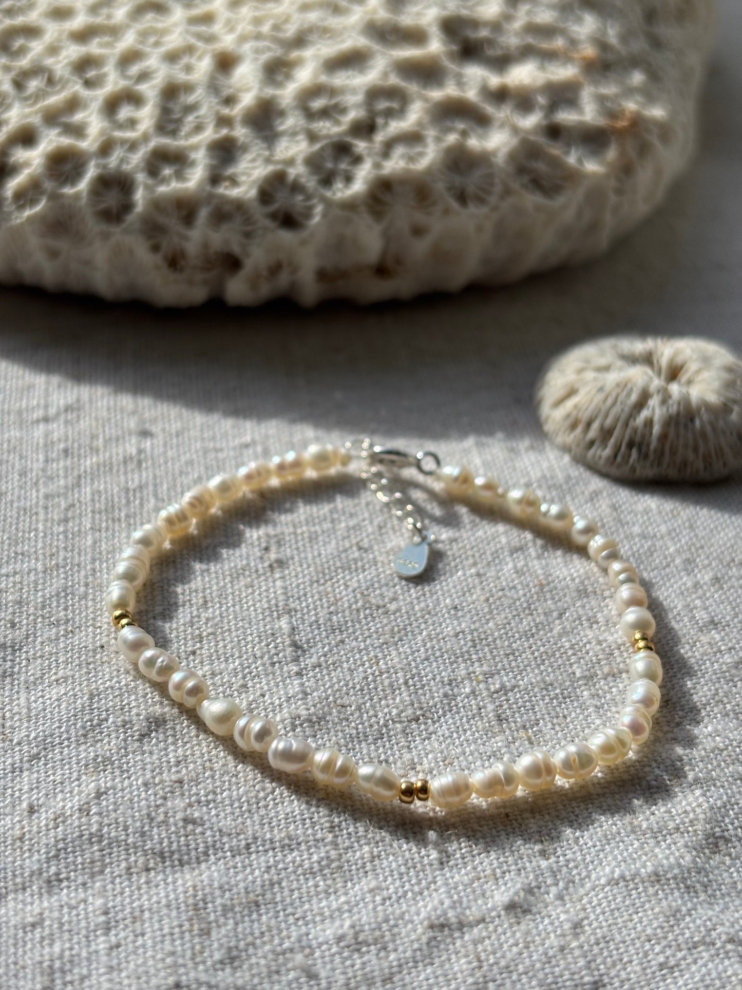Freshwater Pearl Bracelet – Natural white with gold-plated beads | Sterling Silver 925 Clasp
