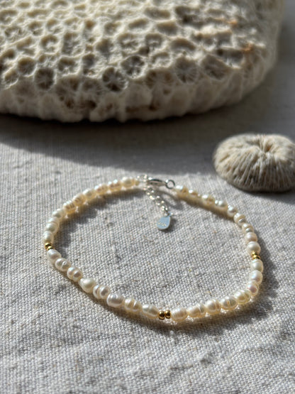 Freshwater Pearl Bracelet – Natural white with gold-plated beads | Sterling Silver 925 Clasp