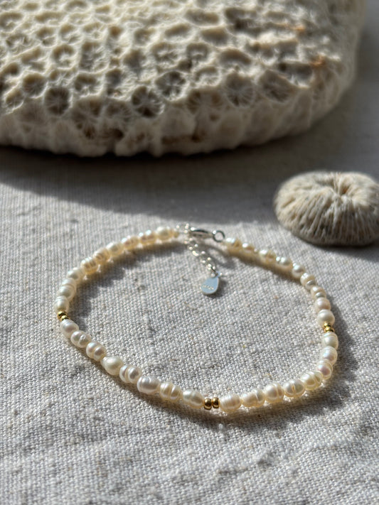 Freshwater Pearl Bracelet – Natural white with gold-plated beads | Sterling Silver 925 Clasp