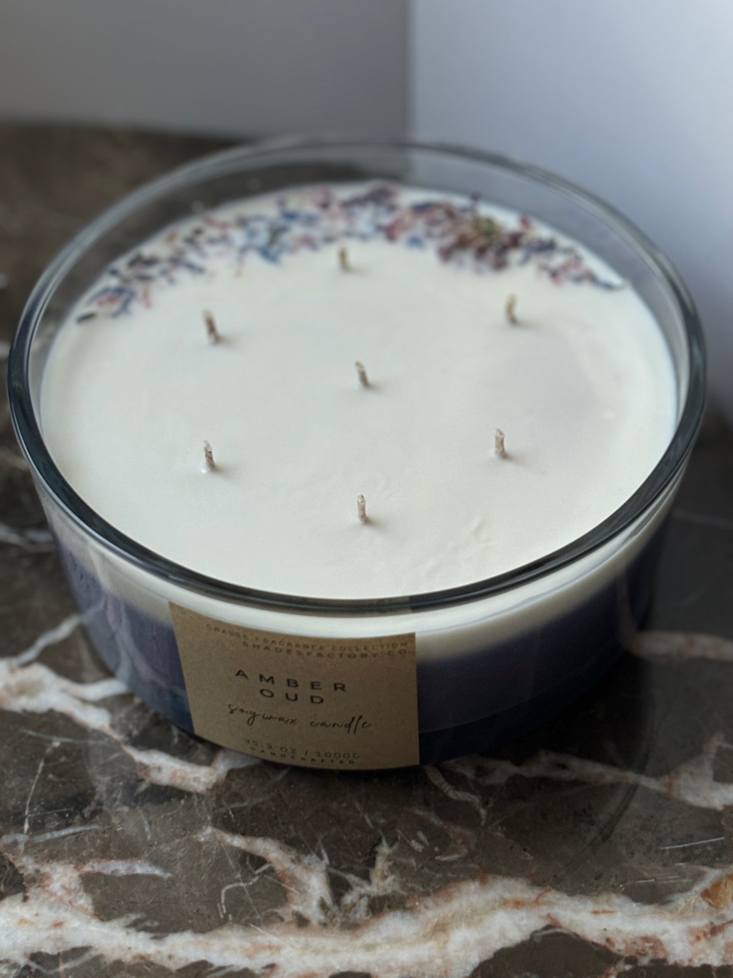 Amber Oud | Biggie 1kg Extra-Große 7-Docht-Kerze mit Getrockneten Botanicals