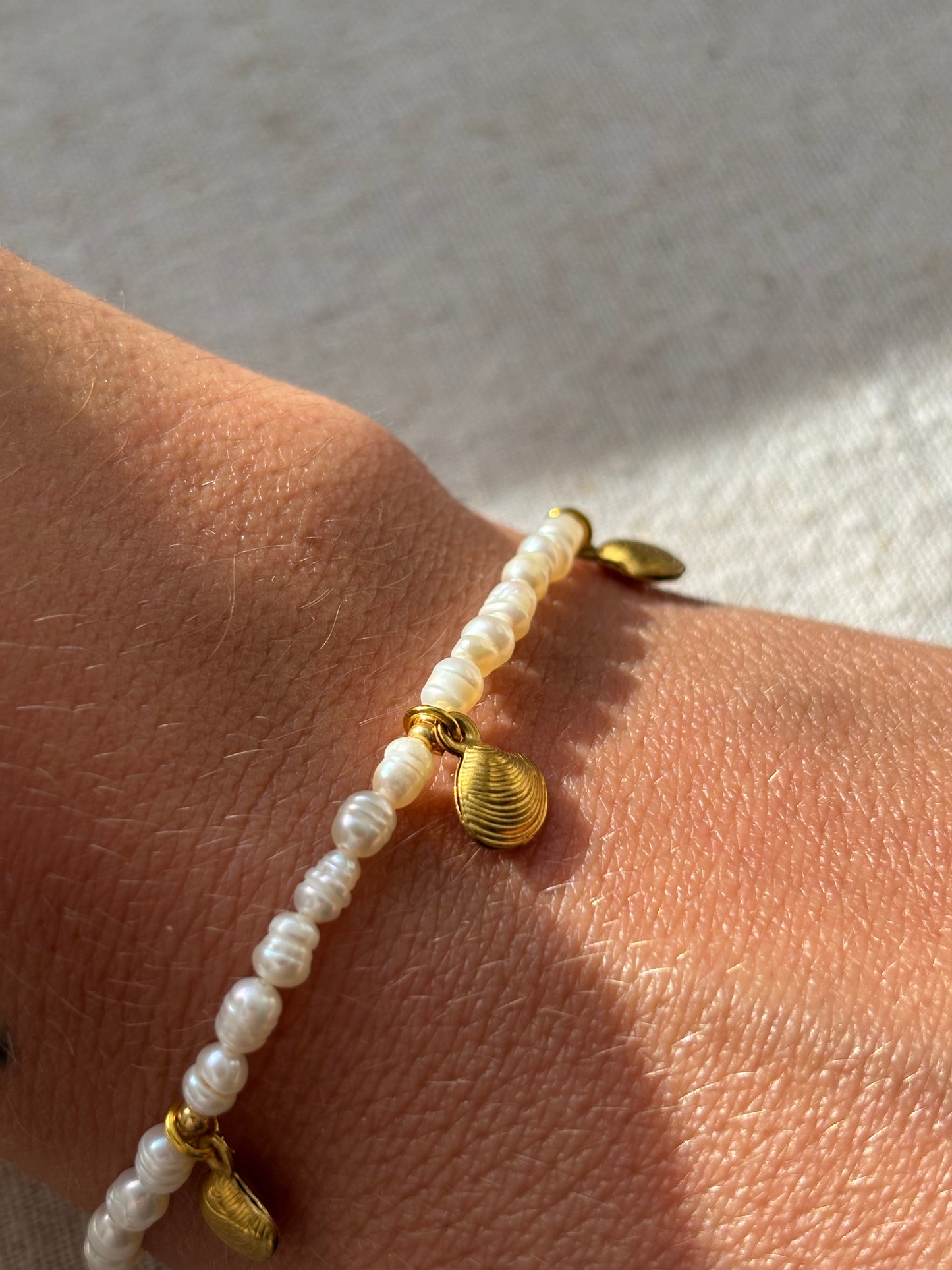 Freshwater Pearl Bracelet – Natural White with Gold Seashell Charms | Sterling Silver 925 Clasp